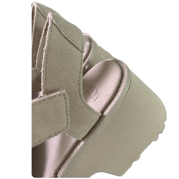 UGG WOMEN SIZE 8 NEW HEIGHTS PLATFORM SANDAL IN MUSTARD SEED NWOB CUSHIONED - Picture 10 of 10